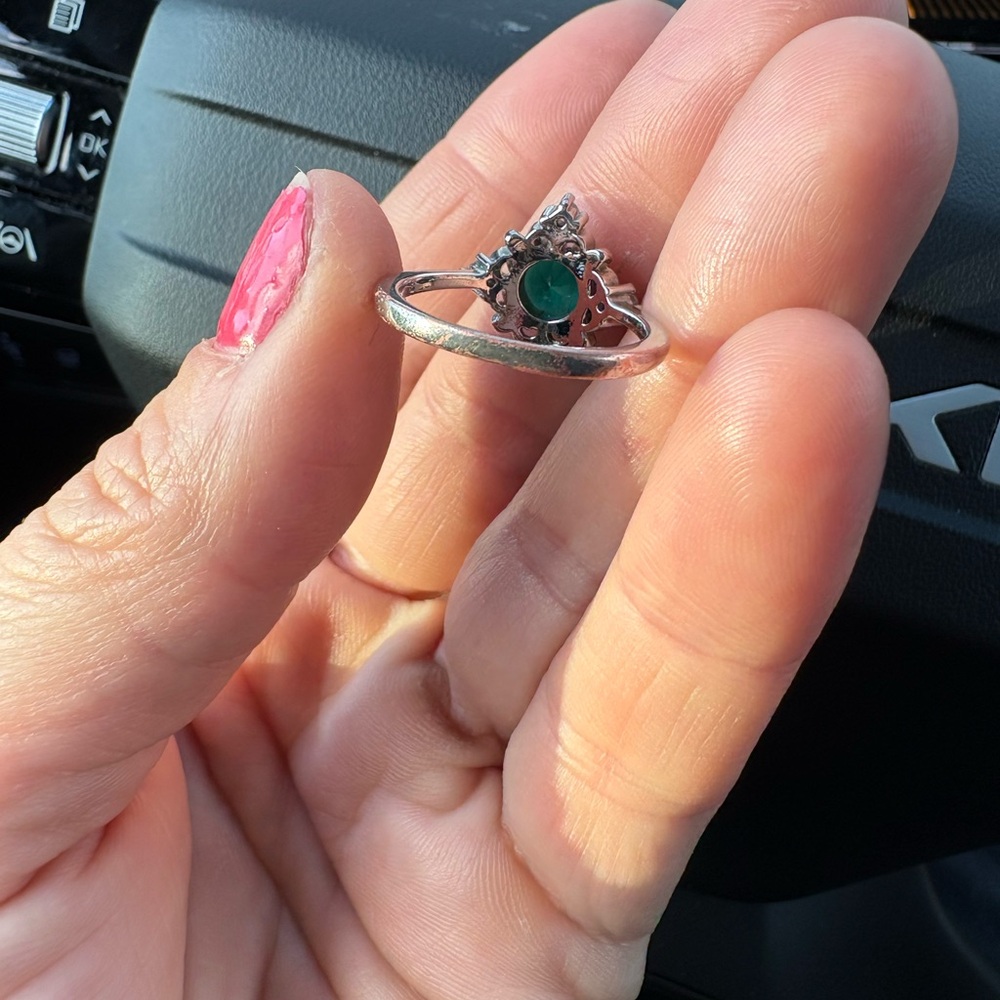 Elegant Silver and Green Gemstone Ring - Picture 3 of 4